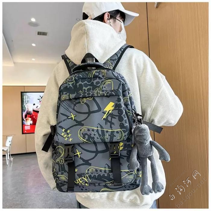 大量双肩包，能卖的可以联系我，量大价..